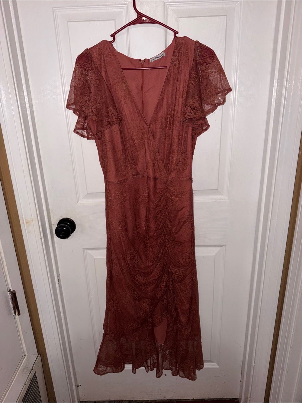 Dainty Hooligan Women’s Lace Flutter-Sleeve Dress in Rust